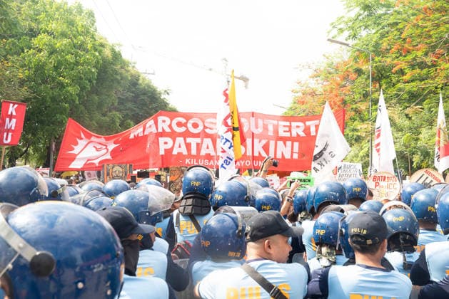May 18, 2026, Pasay, Metro Manila, Philippines: A thick line of riot police officers block the protesters from getting near the front of the senate to protest. Pasay Philippines - ZUMAy102 20260518_zip_y102_005 Copyright: xKenosisxYapx