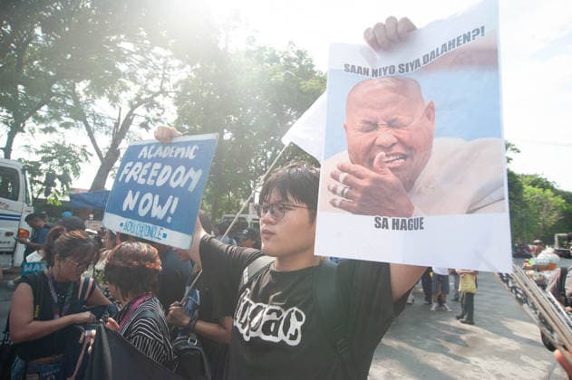 May 18, 2026, Pasay, Metro Manila, Philippines: A protester holds up a sign calling academic freedom and the execution of the ICC s warrant against Senator Dela Rosa. Pasay Philippines - ZUMAy102 20260518_zip_y102_003 Copyright: xKenosisxYapx