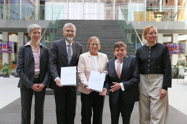 Berlin, Germany, 18 05 2026 Federal Press Conference Publication of review report on the calculation of German greenhouse gas emissions in 2025 and 2026 L R Julia Pongratz, Marc Oliver Bettzüge, Barbara Schlomann, Allister Loder, Tanja Kneiske Copyright: xdtsxNachrichtenagenturx dts_119139