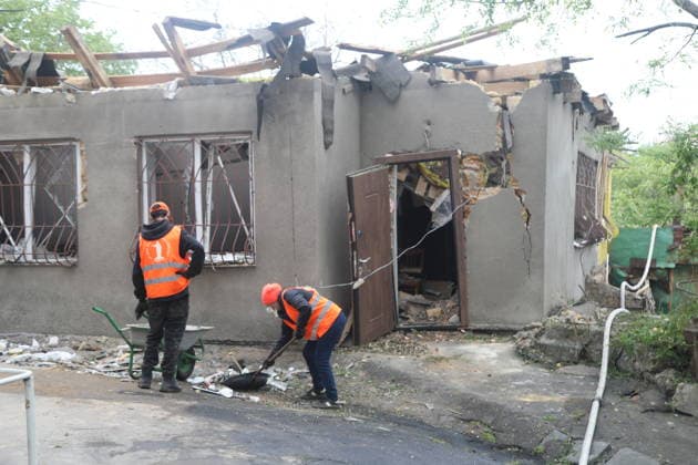 Ukraine says Russia attacked Odessa with strike drones ODESSA, UKRAINE - MAY 18: Utility services are cleaning up the debris after the Russian drone attack on a residential area in Odessa, Ukraine on May 18, 2026. Artur Shvits Anadolu Odessa Ukraine. Editorial use only. Please get in touch for any other usage.  Copyright: x2026xAnadoluxArturxShvitsx
