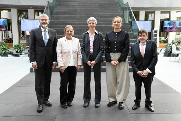 ABB BPK-TREINHAUSGASE- ABB BPK-TREIBHAUS-Prof. Dr. Marc-Oliver Bettzuege, stellvertretender Vorsitzender vom Expertenrat für Klimafragen (ERK), Energiewirtschaftliches Institut an der Universität zu Köln EWI Dr. Barbara Schlomann, Vorsitzende vom Expertenrat für Klimafragen (ERK), Fraunhofer-Institut fuer System- und Innovationsforschung ISI Prof. Dr. Julia Pongratz, Ratsmitglied ERK, LMU München Prof. Dr. Dr. Tanja Kneiske, Ratsmitglied ERK, Fraunhofer-Einrichtung Energieinfrastrukturen und Geotechnologien IEG und TU Berlin Prof. Dr. Allister Loder, Ratsmitglied ERK, TU München Thema Vorstellung Bericht auf der BPK Berlin Bundespressekonferenz am 18.05.2026 Berlin Deutschland