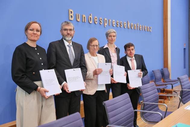 Berlin, Germany, 18 05 2026 Federal Press Conference Publication of review report on the calculation of German greenhouse gas emissions in 2025 and 2026 L R Tanja Kneiske, Marc Oliver Bettzüge, Barbara Schlomann, Tanja Kneiske, Allister Loder Copyright: xdtsxNachrichtenagenturx dts_119140