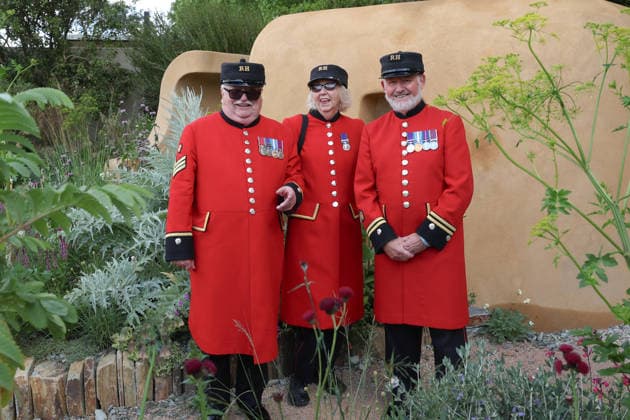 May 18, 2026, London, London, UK: London, UK. Chelsea Pensioners enjoy The Silent No More Garden, at The RHS Chelsea Flower Show has been held at the Royal Hospital Chelsea in London since 1913 London UK  - ZUMAl94_ 20260518_zaf_l94_009 Copyright: xJacquelinexLawriex