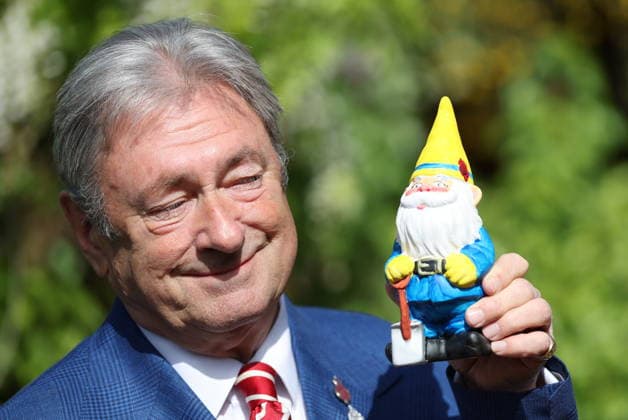 . 18 05 2026. London, United Kingdom. Alan Titchmarsh with a gnome at The King™s Foundation Curious Garden at the opening day of the Chelsea Flower Show in London.  xStephenxLockx xi-Imagesx IIM-26779-0010