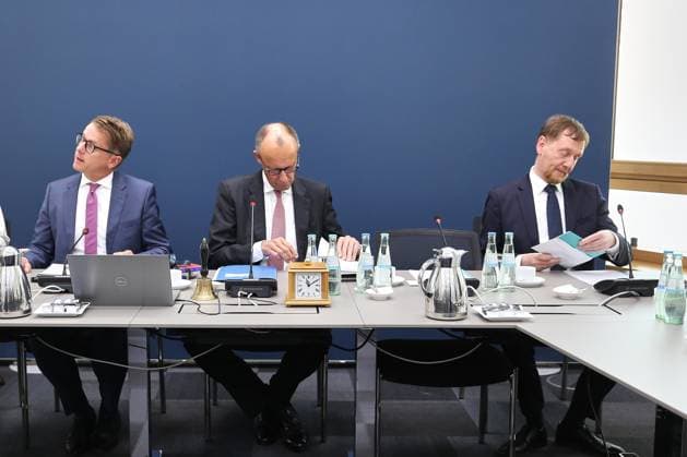 Berlin, Germany, 18 05 2026 Konrad Adenauer Haus CDU Federal Executive Committee Meeting L R Secretary General Carsten Linnemann CDU , Federal Chancellor Friedrich Merz CDU , Minister President of Saxony Michael Kretschmer CDU Copyright: xdtsxNachrichtenagenturx dts_119144