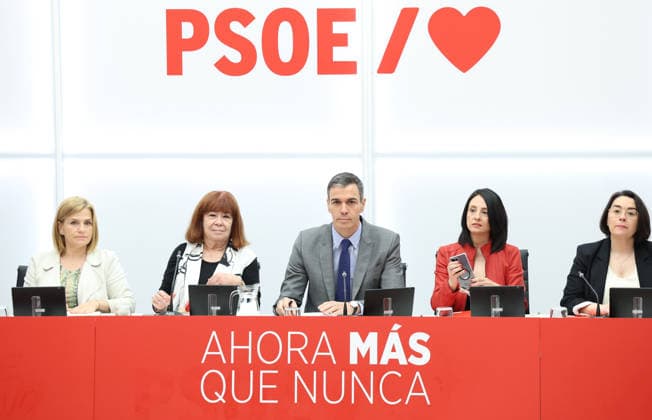 Meeting of the Federal Executive Committee CEF of the PSOE in Madrid The president of the PSOE, Cristina Narbona, the president of the Government, Pedro Sánchez and the secretary of Organization of the PSOE, Rebeca Torró Soler, during a meeting at the federal headquarters of the party, on May 18, 2026, in Madrid Spain The meeting of the socialist leadership is held as a matter of urgency to analyze the results of the Andalusian regional elections held yesterday, to evaluate the impact of the data on the national strategy and to set the partys position regarding the government pacts 18 MAY 2026 Marta Ferná Espana  Copyright: xMartaxFernandezx 7531724