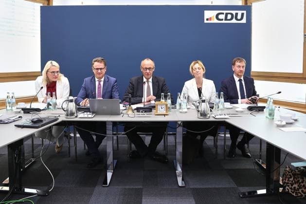 Berlin, Germany, 18 05 2026 Konrad Adenauer Haus CDU Federal Executive Committee Meeting L R Stv Secretary General Christina Stumpp CDU , Secretary General Carsten Linnemann CDU , Federal Chancellor Friedrich Merz CDU , Federal Minister of Education, Family, Senior Citizens, Women and Youth Karin Prien CDU , Minister President of Saxony Michael Kretschmer CDU Copyright: xdtsxNachrichtenagenturx dts_119146