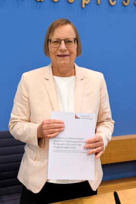 ABB BPK TREIBHAUSGAS Dr Barbara Schlomann, Chairwoman of the Expert Council for Climate Issues ERK , Fraunhofer Institute for Systems and Innovation Research ISI Topic Presentation Report Publication of the review report on the calculation of German greenhouse gas emissions for 2025 and the projection data for 2026 at the BPK Berlin Federal Pr