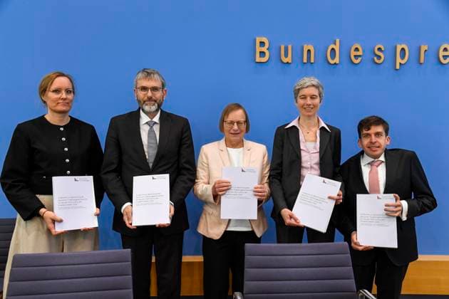 ABB BPK-TREINHAUSGASE- ABB BPK-TREIBHAUS- Prof. Dr. Dr. Tanja Kneiske, Ratsmitglied ERK, Fraunhofer-Einrichtung Energieinfrastrukturen und Geotechnologien IEG und TU Berlin Prof. Dr. Marc-Oliver Bettzuege, stellvertretender Vorsitzender vom Expertenrat für Klimafragen (ERK), Energiewirtschaftliches Institut an der Universität zu Köln EWI Dr. Barbara Schlomann, Vorsitzende vom Expertenrat für Klimafragen (ERK), Fraunhofer-Institut fuer System- und Innovationsforschung ISI Prof. Dr. Julia Pongratz, Ratsmitglied ERK, LMU München Prof. Dr. Allister Loder, Ratsmitglied ERK, TU München Thema Vorstellung Bericht Veroeffentlichung des Pruefberichts zur Berechnung der deutschen Treibhausgasemissionen für das Jahr 2025 und zu den Projektionsda