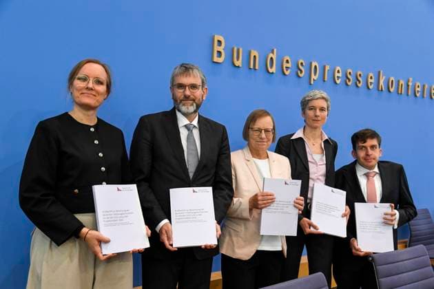 ABB BPK-TREINHAUSGASE- ABB BPK-TREIBHAUS- Prof. Dr. Dr. Tanja Kneiske, Ratsmitglied ERK, Fraunhofer-Einrichtung Energieinfrastrukturen und Geotechnologien IEG und TU Berlin Prof. Dr. Marc-Oliver Bettzuege, stellvertretender Vorsitzender vom Expertenrat für Klimafragen (ERK), Energiewirtschaftliches Institut an der Universität zu Köln EWI Dr. Barbara Schlomann, Vorsitzende vom Expertenrat für Klimafragen (ERK), Fraunhofer-Institut fuer System- und Innovationsforschung ISI Prof. Dr. Julia Pongratz, Ratsmitglied ERK, LMU München Prof. Dr. Allister Loder, Ratsmitglied ERK, TU München Thema Vorstellung Bericht Veroeffentlichung des Pruefberichts zur Berechnung der deutschen Treibhausgasemissionen für das Jahr 2025 und zu den Projektionsda