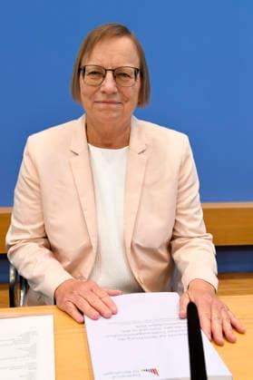 ABB BPK TREIBHAUSGAS Dr Barbara Schlomann, Chairwoman of the Expert Council for Climate Issues ERK , Fraunhofer Institute for Systems and Innovation Research ISI Topic Presentation Report Publication of the review report on the calculation of German greenhouse gas emissions for 2025 and the projection data for 2026 at the BPK Berlin Federal Pr