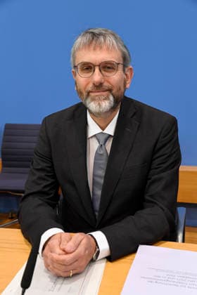 ABB BPK TREIBHAUSGAS Prof Dr Marc Oliver Bettzuege, Deputy Chairman of the Expert Council for Climate Issues ERK , Energy Economics Institute at the University of Cologne EWI Topic Presentation Report Publication of the test report on the calculation of German greenhouse gas emissions for the year 2025 and on t