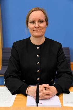 ABB BPK TREIBHAUSGAS Prof Dr Dr Tanja Kneiske, Council Member ERK, Fraunhofer Research Institution for Energy Infrastructures and Geotechnologies IEG and TU Berlin Topic Presentation Report Publication of the review report on the calculation of German greenhouse gas emissions for the year 2025 and the projection data for 2026 at the BPK Berlin Feder