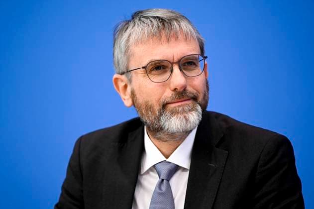 ABB BPK TREIBHAUSGAS Prof Dr Marc Oliver Bettzuege, Deputy Chairman of the Expert Council for Climate Issues ERK , Energy Economics Institute at the University of Cologne EWI Topic Presentation Report Publication of the test report on the calculation of German greenhouse gas emissions for 2025 and the projectio