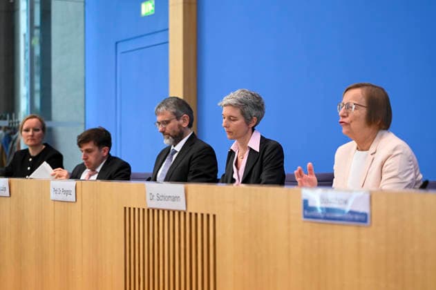 ABB BPK-TREIBHAUSGASE- Prof. Dr. Dr. Tanja Kneiske, Ratsmitglied ERK, Fraunhofer-Einrichtung Energieinfrastrukturen und Geotechnologien IEG und TU Berlin Prof. Dr. Marc-Oliver Bettzuege, stellvertretender Vorsitzender vom Expertenrat für Klimafragen (ERK), Energiewirtschaftliches Institut an der Universität zu Köln EWI Dr. Barbara Schlomann, Vorsitzende vom Expertenrat für Klimafragen (ERK), Fraunhofer-Institut fuer System- und Innovationsforschung ISI Prof. Dr. Julia Pongratz, Ratsmitglied ERK, LMU München Prof. Dr. Allister Loder, Ratsmitglied ERK, TU München Thema Vorstellung Bericht Veroeffentlichung des Pruefberichts zur Berechnung der deutschen Treibhausgasemissionen für das Jahr 2025 und zu den Projektionsdaten 2026 auf der BP