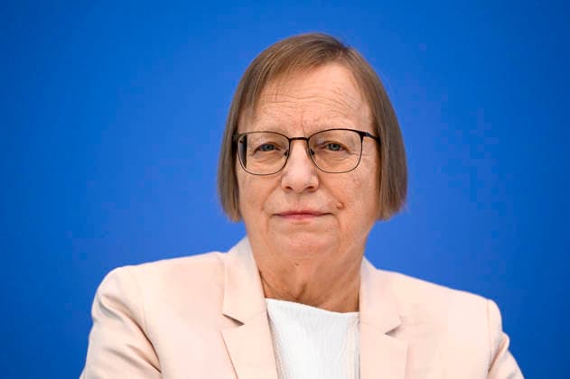 ABB BPK TREIBHAUSGAS Dr Barbara Schlomann, Chairwoman of the Expert Council for Climate Issues ERK , Fraunhofer Institute for Systems and Innovation Research ISI Topic Presentation Report Publication of the review report on the calculation of German greenhouse gas emissions for 2025 and the projection data for 2026 at the BPK Berlin Federal Pr