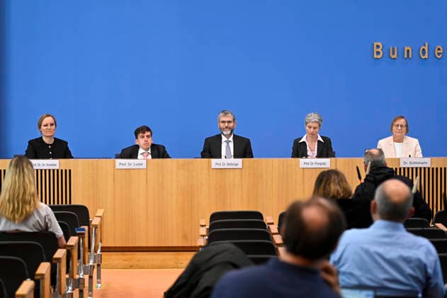 ABB BPK-TREIBHAUSGASE- Prof. Dr. Dr. Tanja Kneiske, Ratsmitglied ERK, Fraunhofer-Einrichtung Energieinfrastrukturen und Geotechnologien IEG und TU Berlin Prof. Dr. Marc-Oliver Bettzuege, stellvertretender Vorsitzender vom Expertenrat für Klimafragen (ERK), Energiewirtschaftliches Institut an der Universität zu Köln EWI Dr. Barbara Schlomann, Vorsitzende vom Expertenrat für Klimafragen (ERK), Fraunhofer-Institut fuer System- und Innovationsforschung ISI Prof. Dr. Julia Pongratz, Ratsmitglied ERK, LMU München Prof. Dr. Allister Loder, Ratsmitglied ERK, TU München Thema Vorstellung Bericht Veroeffentlichung des Pruefberichts zur Berechnung der deutschen Treibhausgasemissionen für das Jahr 2025 und zu den Projektionsdaten 2026 auf der BP
