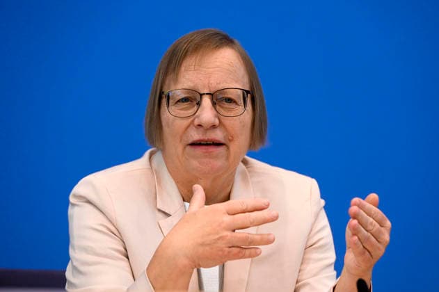ABB BPK TREIBHAUSGAS Dr Barbara Schlomann, Chairwoman of the Expert Council for Climate Issues ERK , Fraunhofer Institute for Systems and Innovation Research ISI Topic Presentation Report Publication of the review report on the calculation of German greenhouse gas emissions for 2025 and the projection data for 2026 at the BPK Berlin Federal Pr