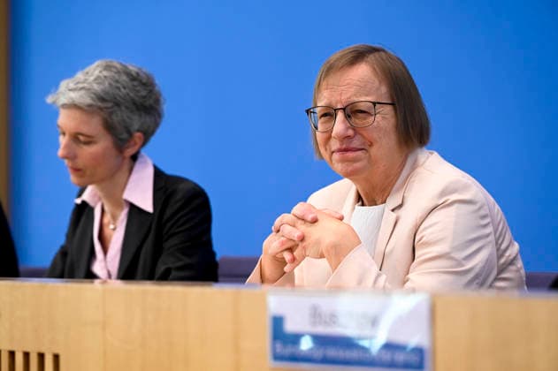 ABB BPK TREIBHAUSGAS Prof Dr Julia Pongratz, Council Member ERK, Dr Barbara Schlomann, Chairwoman of the Expert Council for Climate Issues ERK , Fraunhofer Institute for Systems and Innovation Research ISI Topic Presentation Report Publication of the review report on the calculation of German greenh