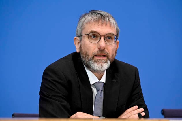 ABB BPK TREIBHAUSGAS Prof Dr Marc Oliver Bettzuege, Deputy Chairman of the Expert Council for Climate Issues ERK , Energy Economics Institute at the University of Cologne EWI Topic Presentation Report Publication of the test report on the calculation of German greenhouse gas emissions for the year 2025 and on t