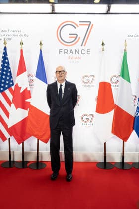 G7 Finance Ministers Meeting - Paris French Economy, Finances and Industry Minister Roland Lescure waits for his guests prior to a meeting of G7 Finance Ministers and Central Bank Governors in preparation for the summit of heads of State and government to be held in June 2026 in Evian, at the French ministry of economy Bercy, in Paris on May 18, 2026. Photo by Raphael Lafargue ABACAPRESS.COM Paris France  Copyright: xLafarguexRaphael ABACAx