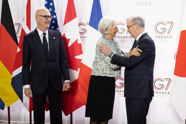 G7 Finance Ministers Meeting - Paris France s Economy, Finances and Industry Minister Roland Lescure greets European Central Bank (ECB) President Christine Lagarde (C), next to Governor of the Bank of France François Villeroy de Galhau (R) as she arrives for a meeting of G7 Finance Ministers and Central Bank Governors in preparation for the summit of heads of State and government to be held in June 2026 in Evian, in Paris on May 18, 2026. Photo by Raphael Lafargue ABACAPRESS.COM Paris France  Copyright: xLafarguexRaphael ABACAx