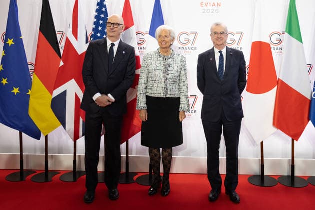 G7 Finance Ministers Meeting - Paris France s Economy, Finances and Industry Minister Roland Lescure greets European Central Bank (ECB) President Christine Lagarde (C), next to Governor of the Bank of France François Villeroy de Galhau (R) as she arrives for a meeting of G7 Finance Ministers and Central Bank Governors in preparation for the summit of heads of State and government to be held in June 2026 in Evian, in Paris on May 18, 2026. Photo by Raphael Lafargue ABACAPRESS.COM Paris France  Copyright: xLafarguexRaphael ABACAx