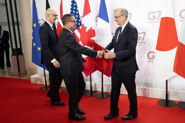 G7 Finance Ministers Meeting - Paris France s Economy, Finances and Industry Minister Roland Lescure and Governor of the Bank of France François Villeroy de Galhau greet President of the German Bundesbank Joachim Nagel prior to a meeting of G7 Finance Ministers and Central Bank Governors in preparation for the summit of heads of State and government to be held in June 2026 in Evian, in Paris on May 18, 2026. Photo by Raphael Lafargue ABACAPRESS.COM Paris France  Copyright: xLafarguexRaphael ABACAx