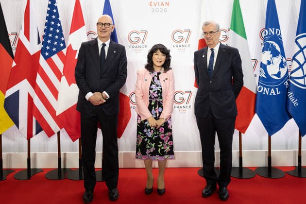 G7 Finance Ministers Meeting - Paris French Economy, Finances and Industry Minister Roland Lescure and Governor of the Bank of France François Villeroy de Galhau greet Japan Minister of Finance Satsuki Katayama prior to a meeting of G7 Finance Ministers and Central Bank Governors in preparation for the summit of heads of State and government to be held in June 2026 in Evian, in Paris on May 18, 2026. Photo by Raphael Lafargue ABACAPRESS.COM Paris France  Copyright: xLafarguexRaphael ABACAx