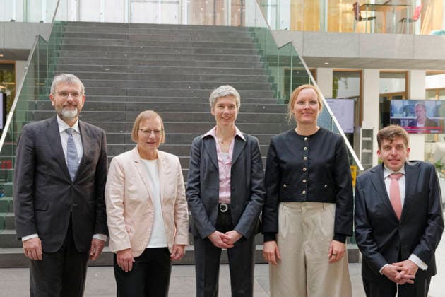 Prüfbericht Treibhausgasemissionen 2025 2026-04-24 Deutschland, Berlin Bundespressekonferenz: Der Expertenrat für klimafragen (ERK) stellt seinen Prüfbericht zur Berechnung der deutschen Treibhausgasemissionen für das Jahr 2025 und zu den Projektionsdaten 2026 vor. Im Bild v.l. Prof. Dr. Marc-Oliver Bettzüge, Energiewirtschaftliches Institut an der Universität zu Köln EWI und stellvertretender Vorsitzender ERK, Dr. Barbara Schlomann, Fraunhofer-Institut für System- und Innovationsforschung ISI und Vorsitzende ERK, Prof. Dr. Julia Pongratz, LMU und Ratsmitglied ERK, Prof. Dr. Tanja Kneiske, Fraunhofer-Einrichtung für Energieinfrastrukturen und Geotechnologien IEG und TU Berlin und Ratsmitglied ERK, kProf. Dr. Allister Loder,