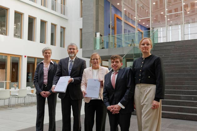 Prüfbericht Treibhausgasemissionen 2025 2026-04-24 Deutschland, Berlin Bundespressekonferenz: Der Expertenrat für klimafragen (ERK) stellt seinen Prüfbericht zur Berechnung der deutschen Treibhausgasemissionen für das Jahr 2025 und zu den Projektionsdaten 2026 vor. Im Bild v.l. Prof. Dr. Julia Pongratz, LMU und Ratsmitglied ERK, Prof. Dr. Marc-Oliver Bettzüge, Energiewirtschaftliches Institut an der Universität zu Köln EWI und stellvertretender Vorsitzender ERK, Dr. Barbara Schlomann, Fraunhofer-Institut für System- und Innovationsforschung ISI und Vorsitzende ERK, Prof. Dr. Allister Loder, TU München und Ratsmitglied ERK, Prof. Dr. Tanja Kneiske, Fraunhofer-Einrichtung für Energieinfrastrukturen und Geotechnologien IEG u