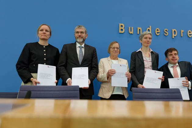 Prüfbericht Treibhausgasemissionen 2025 2026-04-24 Deutschland, Berlin Bundespressekonferenz: Der Expertenrat für klimafragen (ERK) stellt seinen Prüfbericht zur Berechnung der deutschen Treibhausgasemissionen für das Jahr 2025 und zu den Projektionsdaten 2026 vor. Im Bild v.l. Prof. Dr. Tanja Kneiske, Fraunhofer-Einrichtung für Energieinfrastrukturen und Geotechnologien IEG und TU Berlin und Ratsmitglied ERK, Prof. Dr. Marc-Oliver Bettzüge, Energiewirtschaftliches Institut an der Universität zu Köln EWI und stellvertretender Vorsitzender ERK, Dr. Barbara Schlomann, Fraunhofer-Institut für System- und Innovationsforschung ISI und Vorsitzende ERK, Prof. Dr. Julia Pongratz, LMU und Ratsmitglied ERK, Prof. Dr. Allister Loder,