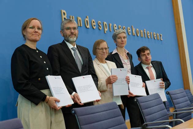 Prüfbericht Treibhausgasemissionen 2025 2026-04-24 Deutschland, Berlin Bundespressekonferenz: Der Expertenrat für klimafragen (ERK) stellt seinen Prüfbericht zur Berechnung der deutschen Treibhausgasemissionen für das Jahr 2025 und zu den Projektionsdaten 2026 vor. Im Bild v.l. Prof. Dr. Marc-Oliver Bettzüge, Energiewirtschaftliches Institut an der Universität zu Köln EWI und stellvertretender Vorsitzender ERK, Dr. Barbara Schlomann, Fraunhofer-Institut für System- und Innovationsforschung ISI und Vorsitzende ERK, Prof. Dr. Julia Pongratz, LMU und Ratsmitglied ERK, Prof. Dr. Tanja Kneiske, Fraunhofer-Einrichtung für Energieinfrastrukturen und Geotechnologien IEG und TU Berlin und Ratsmitglied ERK, kProf. Dr. Allister Loder,