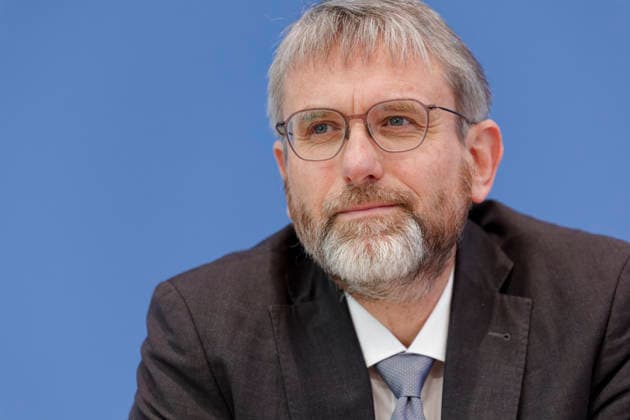 Review report on greenhouse gas emissions 2025 2026 04 24 Germany, Berlin Federal Press Conference The Expert Council for Climate Issues ERK presents its review report on the calculation of German greenhouse gas emissions for the year 2025 and the projection data for 2026 In the picture Prof Dr Marc Oliver Bettzüge, In