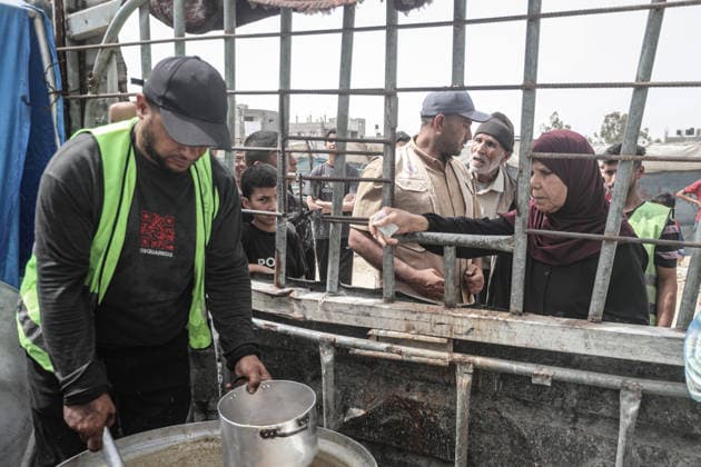 Hot meals distributed to displaced Palestinians in Gaza GAZA CITY, GAZA, PALESTINE - MAY 18: Displaced Palestinians, including many children, wait in long queues to receive hot meals distributed by a charitable organization at Bureijj Refugee Camp in Gaza City, Gaza, Palestine on May 18, 2026. Due to the ongoing Israeli blockade and severe restrictions on the entry of humanitarian aid, the region continues to face a critical food shortage, leaving thousands of families reliant on irregular aid distributions. Moiz Salhi Anadolu Gaza City Gaza. Editorial use only. Please get in touch for any other usage.  Copyright: x2026xAnadoluxMoizxSalhix