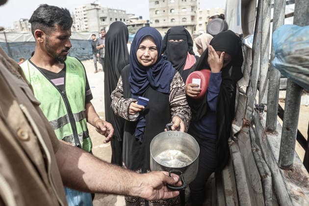 Hot meals distributed to displaced Palestinians in Gaza GAZA CITY, GAZA, PALESTINE - MAY 18: Displaced Palestinians, including many children, wait in long queues to receive hot meals distributed by a charitable organization at Bureijj Refugee Camp in Gaza City, Gaza, Palestine on May 18, 2026. Due to the ongoing Israeli blockade and severe restrictions on the entry of humanitarian aid, the region continues to face a critical food shortage, leaving thousands of families reliant on irregular aid distributions. Moiz Salhi Anadolu Gaza City Gaza. Editorial use only. Please get in touch for any other usage.  Copyright: x2026xAnadoluxMoizxSalhix