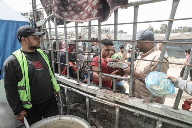 Hot meals distributed to displaced Palestinians in Gaza GAZA CITY, GAZA, PALESTINE - MAY 18: Displaced Palestinians, including many children, wait in long queues to receive hot meals distributed by a charitable organization at Bureijj Refugee Camp in Gaza City, Gaza, Palestine on May 18, 2026. Due to the ongoing Israeli blockade and severe restrictions on the entry of humanitarian aid, the region continues to face a critical food shortage, leaving thousands of families reliant on irregular aid distributions. Moiz Salhi Anadolu Gaza City Gaza. Editorial use only. Please get in touch for any other usage.  Copyright: x2026xAnadoluxMoizxSalhix