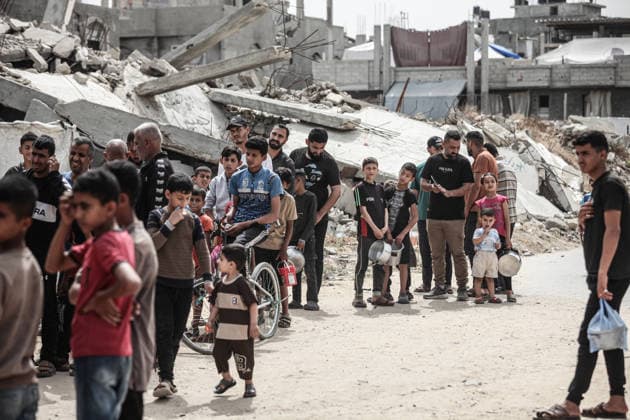 Hot meals distributed to displaced Palestinians in Gaza GAZA CITY, GAZA, PALESTINE - MAY 18: Displaced Palestinians, including many children, wait in long queues to receive hot meals distributed by a charitable organization at Bureijj Refugee Camp in Gaza City, Gaza, Palestine on May 18, 2026. Due to the ongoing Israeli blockade and severe restrictions on the entry of humanitarian aid, the region continues to face a critical food shortage, leaving thousands of families reliant on irregular aid distributions. Moiz Salhi Anadolu Gaza City Gaza. Editorial use only. Please get in touch for any other usage.  Copyright: x2026xAnadoluxMoizxSalhix