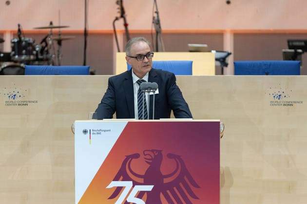 Ceremony 75 years of the Procurement Office of the BMI in Bonn Speech President of the Procurement Office Dr. Alexander EISVOGEL Ceremony to mark the 75th anniversary of the Procurement Office of the BMI in the former plenary chamber of the German Bundestag, which is now part of the World Conference Center Copyright: xMarcxJohnx