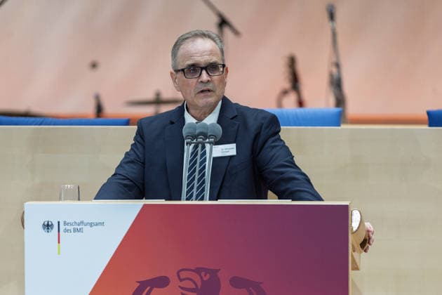 Ceremony 75 years of the Procurement Office of the BMI in Bonn Speech President of the Procurement Office Dr. Alexander EISVOGEL Ceremony to mark the 75th anniversary of the Procurement Office of the BMI in the former plenary chamber of the German Bundestag, which is now part of the World Conference Center Copyright: xMarcxJohnx