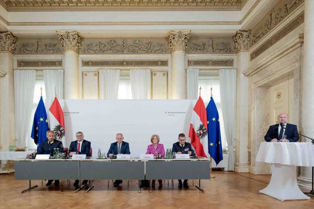 20260518 Pressekonferenz Rueckblick auf die ESC-Woche aus polizeilicher Sicht WIEN, OESTERREICH - MAI 18: Polizeivizepraesident Dieter Csefan, Staatssekretaer im Bundesministerium fuer Inneres Joerg Leichtfried (SPOe), Bundesminister fuer Inneres Gerhard Karner (OeVP), Generaldirektorin Ingrid Thurnher (ORF) Bundespolizeidirektor Michael Takacs bei der Pressekonferenz - Rueckblick auf die ESC-Woche aus polizeilicher Sicht im Bundesministerium fuer Inneres am 18. Mai 2026 in Wien, Oesterreich. 260518_SEPA_10_018 Copyright: xMichaelxIndrax SEPAxMedia