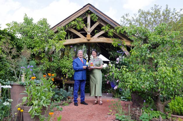 May 18, 2026, London, London, UK: London, UK. Alan Titchmarsh and Francis Tophill pose with their gnomes at a show Garden at the Chelsea Flower Show during the VIP and press preview day in London. The annual gardening exhibition runs from 19 to 23 May 2026 at the Royal Hospital Chelsea in London. London UK  - ZUMAl94_ 20260518_zaf_l94_026 Copyright: xDinendraxHariax