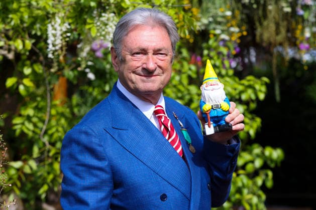 May 18, 2026, London, London, UK: London, UK. Alan Titchmarsh poses with a gnome at a show Garden at the Chelsea Flower Show during the VIP and press preview day in London. The annual gardening exhibition runs from 19 to 23 May 2026 at the Royal Hospital Chelsea in London. London UK  - ZUMAl94_ 20260518_zaf_l94_027 Copyright: xDinendraxHariax