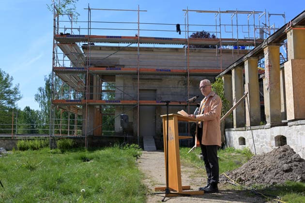 Topping-out ceremony at the Roman Baths Prof Dr Christoph Martin Vogtherr, Director General of the Prussian Palaces and Gardens Foundation Berlin Brandenburg SPSG , acknowledges the progress of the restoration work on the Roman Baths during a toppin