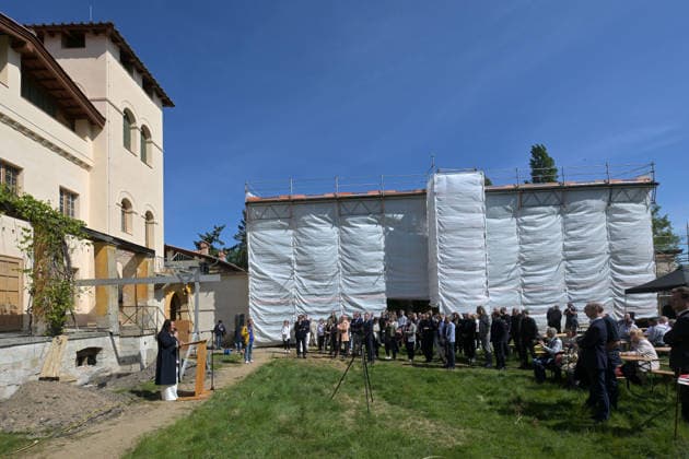 Topping-out ceremony at the Roman Baths Brandenburgs Minister of Culture Dr Manja Schüle acknowledges the progress of the restoration work on the Roman Baths during a topping-out ceremony in Potsdams Sanssouci Park on 18 May 2026 The restoration work on the ensemble is due to be completed by 2029 The total construction costs