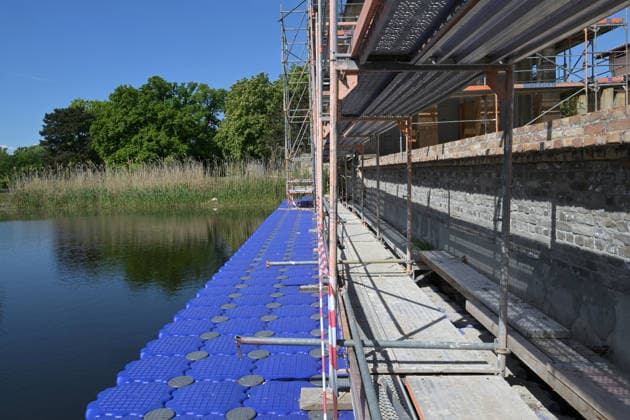 Topping-out ceremony at the Roman Baths Renovation work on the Roman Baths on 18 05 2026 in Potsdams Sanssouci Park With the help of floating pontoons, scaffolding was erected on the water side of the baths in a lake to renovate the outer walls The restoration work on the ensemble should be complet
