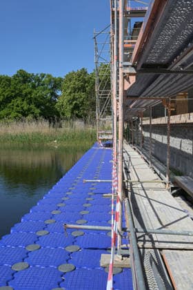 Topping-out ceremony at the Roman Baths Renovation work on the Roman Baths on 18 05 2026 in Potsdams Sanssouci Park With the help of floating pontoons, scaffolding was erected on the water side of the baths in a lake to renovate the outer walls The restoration work on the ensemble should be complet