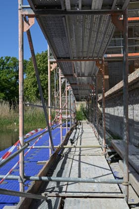 Topping-out ceremony at the Roman Baths Renovation work on the Roman Baths on 18 05 2026 in Potsdams Sanssouci Park With the help of floating pontoons, scaffolding was erected on the water side of the baths in a lake to renovate the outer walls The restoration work on the ensemble should be complet