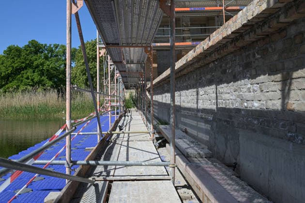Topping-out ceremony at the Roman Baths Renovation work on the Roman Baths on 18 05 2026 in Potsdams Sanssouci Park With the help of floating pontoons, scaffolding was erected on the water side of the baths in a lake to renovate the outer walls The restoration work on the ensemble should be complet