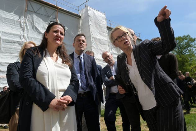 Topping-out ceremony at the Roman Baths Dr Manja Schüle l , Minister of Science, Research and Culture of the State of Brandenburg, has the progress of the restoration work on the Roman Baths explained to her on 18 05 2026 in Potsdams Sanssouci Park The restoration work on the ensemble is du